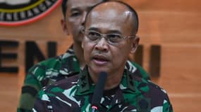 Julius Widjojono, porte-parole des forces armées indonésiennes, en conférence de presse, à Jakarta, le 16 avril 2023