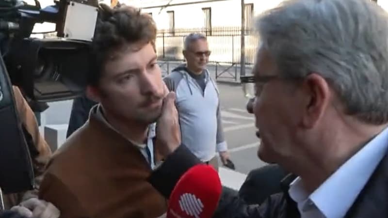 Jean-Luc Mélenchon et un journaliste de Quotidien le 22 septembre 2022 à Paris 
