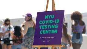 Des étudiants de New York University font la queue pour être testés au COVID-19 avant la reprise des cours, le 18 août 2020 à New York