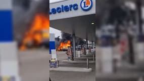 Un camping-car en flamme à proximité d'une station-service à Vénissieux, le 1er mars 2023.