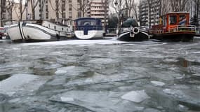Sur le canal de La Villette, à Paris. La vague de froid, qui doit se poursuivre dans les prochains jours, a fait au moins cinq morts supplémentaires en France dans le nord du pays et à Paris. Le bilan serait donc de huit morts au moins mais ce chiffre est