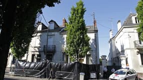 A Nantes, devant la maison où avaient été retrouvés les corps des quatre enfants et de l'épouse de Xavier Dupont de Ligonnès, l'an dernier. Une soixantaine de personnes ont pris part samedi à Nantes à une marche silencieuse en mémoire d'Agnès Dupont de Li