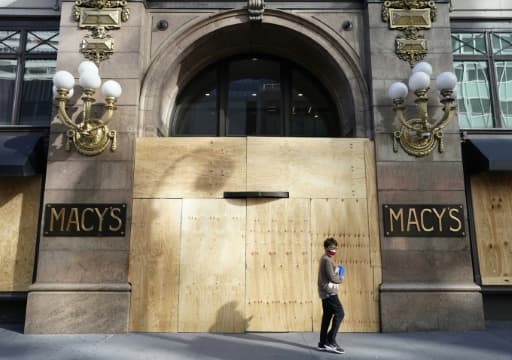 De nombreux magasins restent protégés de contreplaqués, depuis les pillages qui ont secoué Manhattan. Ici un magasin Macy's barricadé, le 8 juin 2020 à New York De nombreux magasins restent protégés de contreplaqués, depuis les pillages qui ont secoué Manhattan. Ici un magasin Macy's barricadé, le 8 juin 2020 à New York