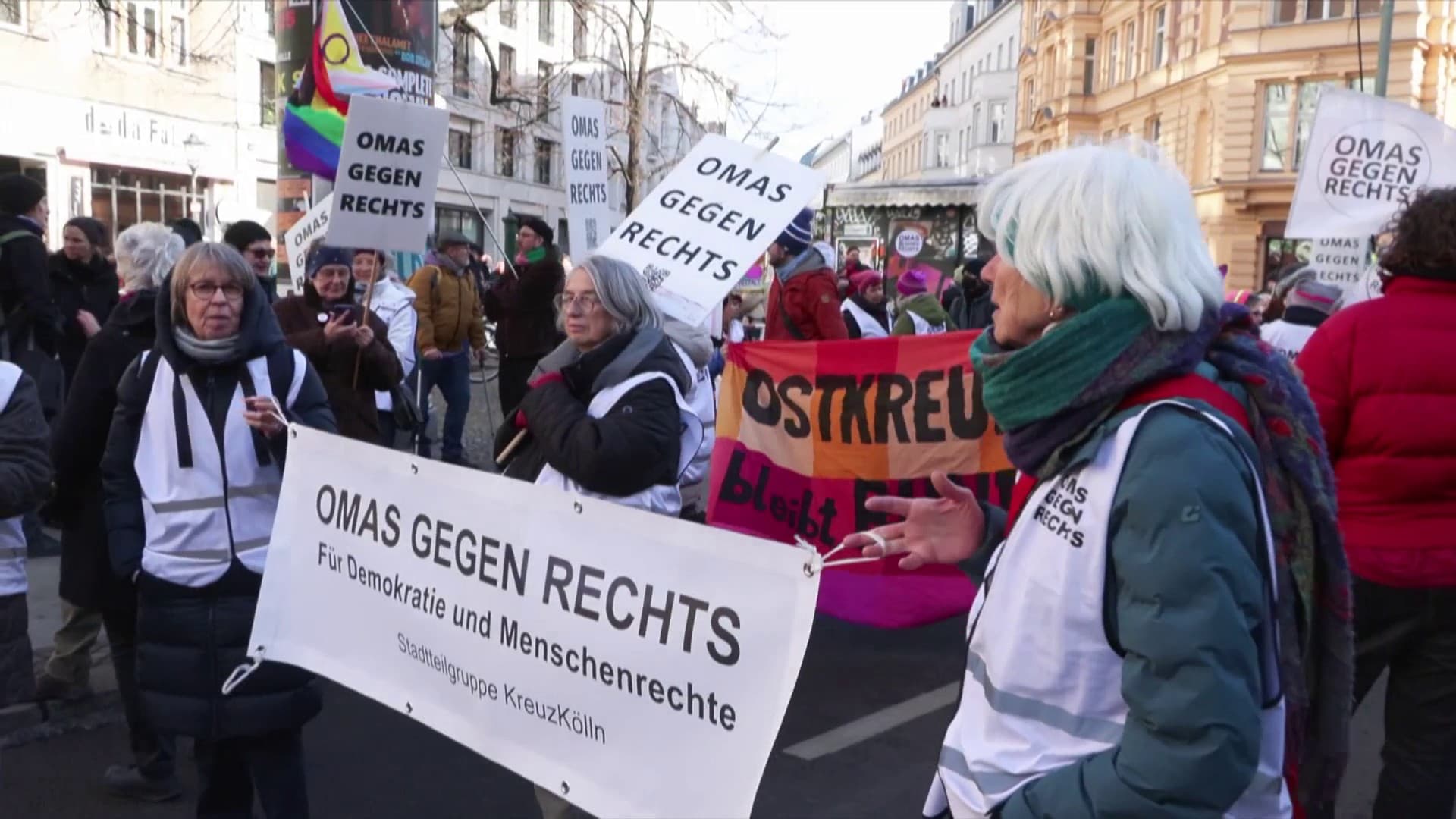 Les grands-mères engagées contre l'extrême droite défilent dans les rues de Berlin.