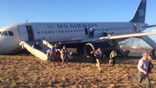 L'avion A320 de la compagnie US Airways a fini sa course le nez hors de la piste, à l'aéroport de Philadelphie, le 13 mars 2014.