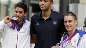 Nicolas Batum entouré de Mahiédine Mékhissi (à gauche) et de Michaël d'Almeida (à droite)