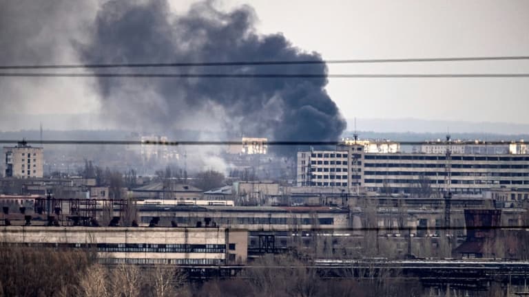 De la fumée au-dessus de la ville de Severodonetsk, dans la région du Donbass, le 6 avril 2022 dans l'est de l'Ukraine. 