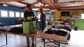 Une collecte de vêtements pour les sinistrés au nord de Marseille au sen du club de rugby des Pennes-Mirabeau (Bouches-du-Rhône), le jeudi 10 juillet 2025.