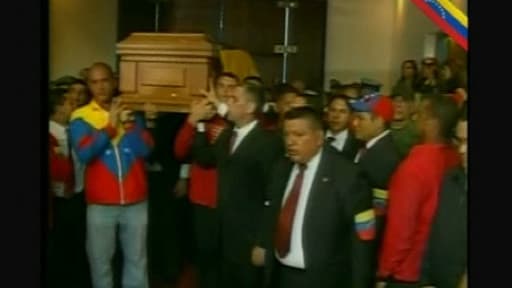 Le cercueil d'Hugo Chavez à son arrivée à l'Académie militaire de Caracas