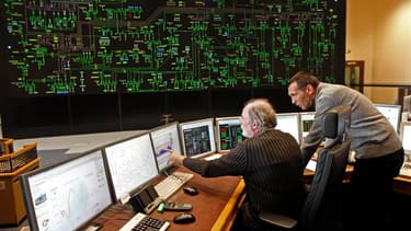 Techniciens au centre de Réseau de transport électricité (RTE) à Marseille. La vague de froid qui persiste en Europe a entraîné mercredi un nouveau record de consommation d'électricité en France, où 53 départements français sont maintenus en vigilance "gr