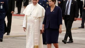Le pape François accueilli par la présidente brésilienne Dilma Rousseff à son arrivée à Rio de Janeiro. Il séjournera une semaine au Brésil à l'occasion des Journées mondiales de la jeunesse (JMJ). /Photo prise le 22 juillet 2013/REUTERS/Pilar Olivares