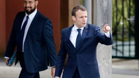 Alexandre Benalla au côté d'Emmanuel Macron, le 12 avril 2018 à Berd'huis. 