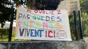 Une banderole affichée dans une citée de Marseille où un homme est mort par balles. 
