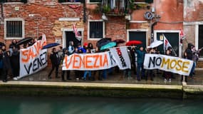 Des manifestants ont dénoncé l'inaction des autorités à Venise ce dimanche.