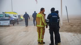 Des policiers et pompiers belges lors des recherches d'un groupe de migrants qui auraient chaviré dans la Mer du Nord, à l'ouest de la Belgique, le 21 janvier 2020