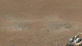 Le robot de la Nasa Curiosity a fait une pause jeudi à son troisième jour sur Mars pour transmettre de nouvelles images de la planète rouge, dont une vue en couleur à 360 degrés de sa "maison" dans le cratère de Gale. /Image du 8 août 2012/REUTERS/Nasa