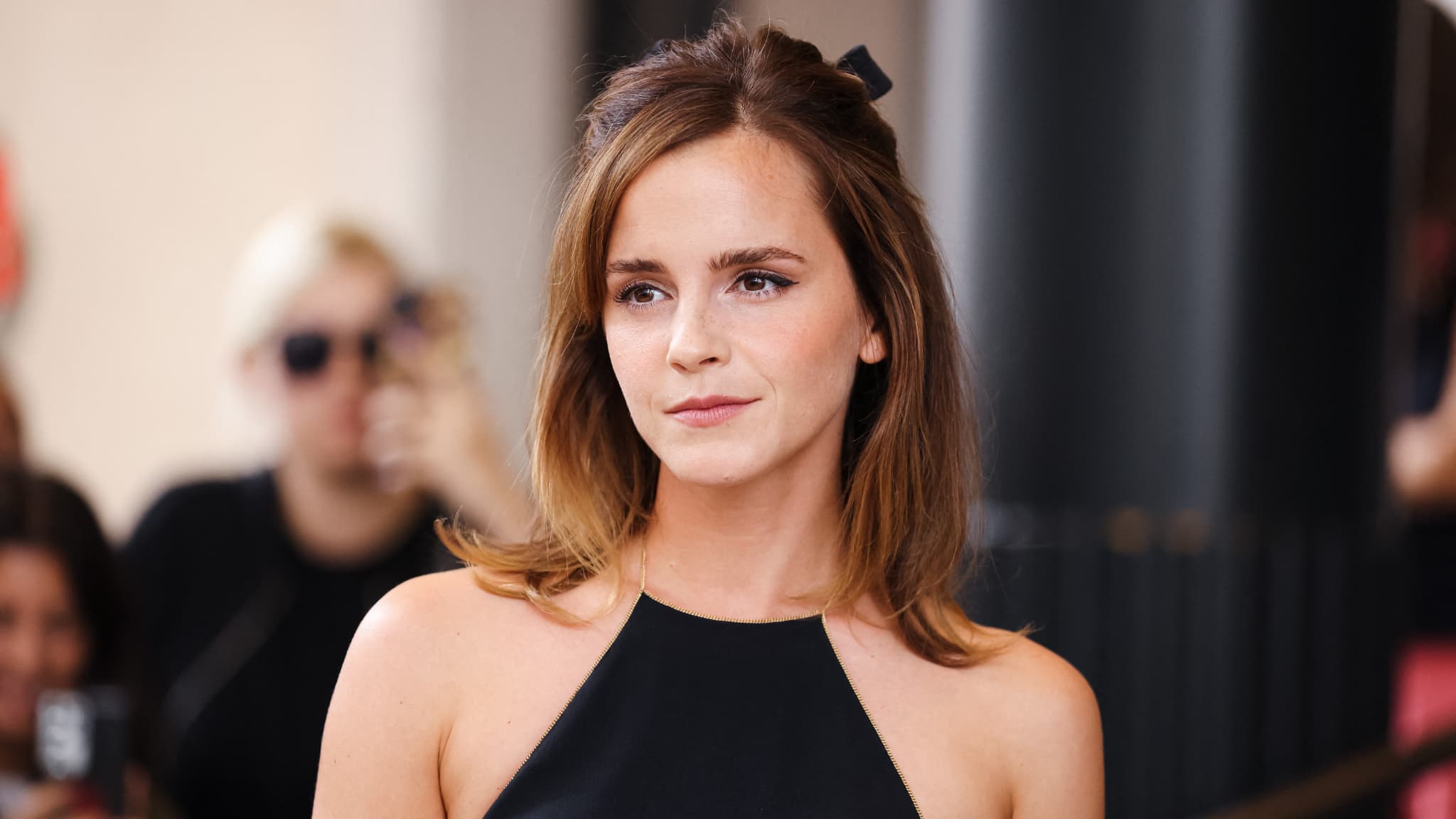 "J'ESPÈRE POUVOIR CONTINUER À AIMER LES GENS AVEC QUI JE NE PARTAGE PAS LES MÊMES OPINIONS": EMMA WATSON ÉVOQUE J.K. ROWLING