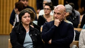 Les parents de Victorine Dartois à l'ouverture du procès de Ludovic Bertin pour meurtre et tentative de viol de le jeune femme en septembre 2020, le 25 novembre 2024 au palais de justice de Grenoble.