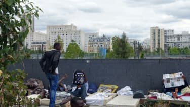 Des migrants dans un camp de fortune à Paris, le 13 juillet 2015