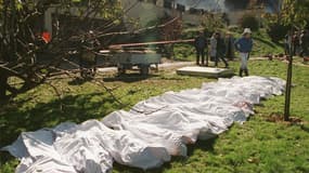 Les corps découverts dans le charnier de Cheiry (Suisse), le 5 octobre 1994.