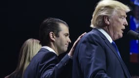 Donald Trump Jr aux côtés de son père dans le New Hampshire (Etats-Unis) le 7 novembre 2016, pendant l'élection présidentielle.