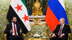 Le président syrien par intérim Ahmad al-Chareh avec le président russe Vladimir Poutine le mercredi 15 octobre à Moscou