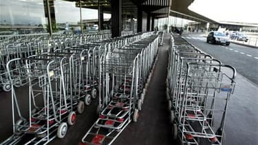 Le blocage du transport aérien lié à la présence d'un nuage de cendres volcaniques va s'étendre dimanche en France avec la fermeture d'aéroports supplémentaires dans le sud-ouest du pays, jusque là épargné par cette mesure de sécurité. /Photo d'archives/R