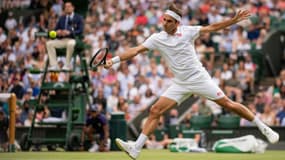 Le Suisse Roger Federer, à la volée face au Français Richard Gasquet, lors de leur match du 2e tour au tournoi de Wimbledon, le 1er juillet 2021 à Londres