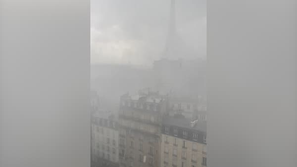 La tour Eiffel est à peine visible à cause des fortes pluies.