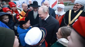 Vladimir Poutine discute avec des enfants sur la Place rouge de Moscou, le 4 novembre 2025