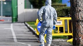 Un militaire sous protection sanitaire dans la zone de quarantaine mise en place au sud de Rome en raison de l'épidémie de coronavirus. - TIZIANA FABI / AFP