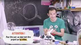 Cyrus North dans une de ses vidéos pour la chaîne de révision l'Antisèche. 