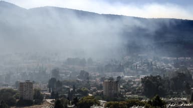 Des nuages de fumée après l'envoi de drones explosifs près de Kiryat Shmona, en Israël, près de la frontière libanaise, le 4 juin 2024