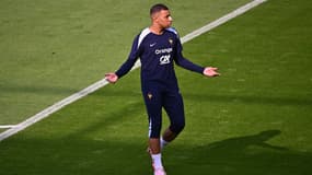 Kylian Mbappé, pansement sur le nez, à l'entraînement des Bleus le 19 juin 2024