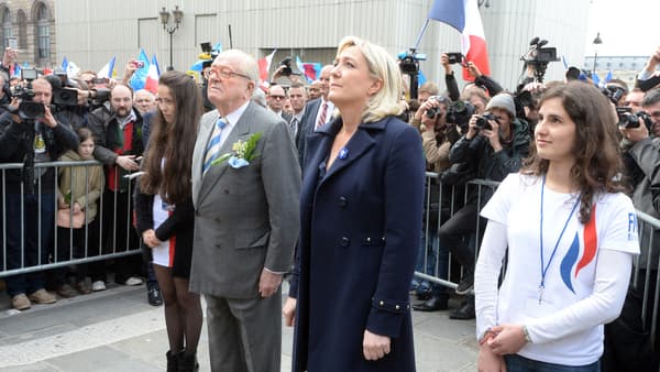 Jean-Marie et Marine Le Pen se recueillent devant la statue de Jeanne d'Arc, le 1er mai 2014.