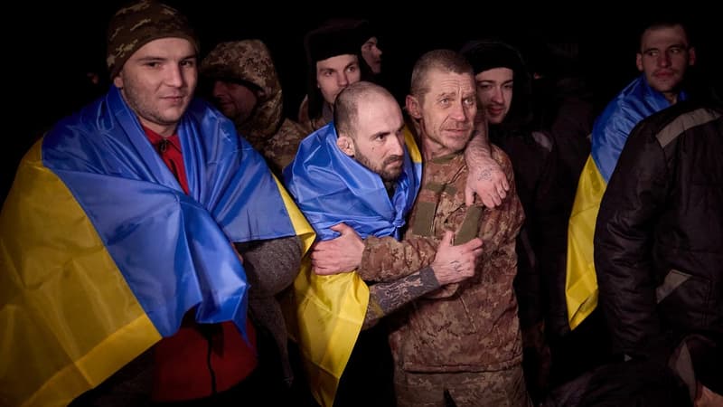Guerre en Ukraine: plus de 400 prisonniers échangés, le plus gros transfert depuis le début du conflit