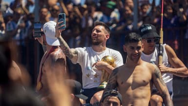 Lionel Messi avec la Coupe du monde lors des célébrations à Buenos Aires