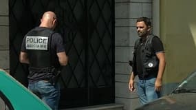 Des enquêteurs devant le logement de la famille Benitez, à Perpignan, le 5 août dernier.