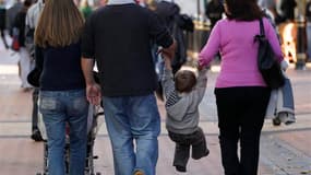 Le gouvernement va annoncer comment il compte s'y prendre pour rééquilibrer les comptes de la branche famille de la sécurité sociale, en modulant les allocations en fonction des revenus ou en abaissant le plafond du quotient familial. /Photo d'archives/RE