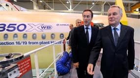 Jean-Marc Ayrault en compagnie du président exécutif d'Airbus Fabrice Brégier mardi près de Toulouse, lors de l'inauguration de l'usine d'assemblage final de l'A350. A cette occasion, le Premier ministre a salué la réussite d'Airbus et érigé l'industrie a
