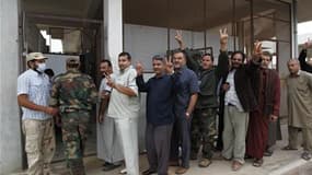 Des Libyens faisant la queue pour voir la dépouille de Mouammar Kadhafi à Misrata.