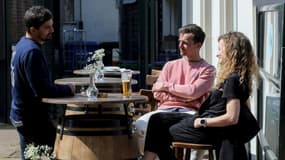 Des consommateurs prennent un verre sur une terrasse à Amsterdam, le 28 avril 2021