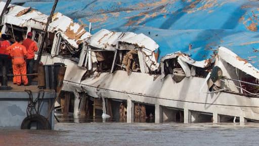 Des sauveteurs à bord de "L'Etoile de l'Orient" le 5 juin 2015 à Jianli