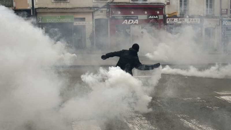 Un manifestant renvoie aux forces de l'ordre une grenade lacrymogène, à Rennes, le 17 mai