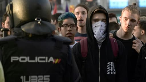 Des manifestants partisans du référendum d'indépendance de la Catalogne, face à la police espagnole à Madrid le 1er octobre 2017
