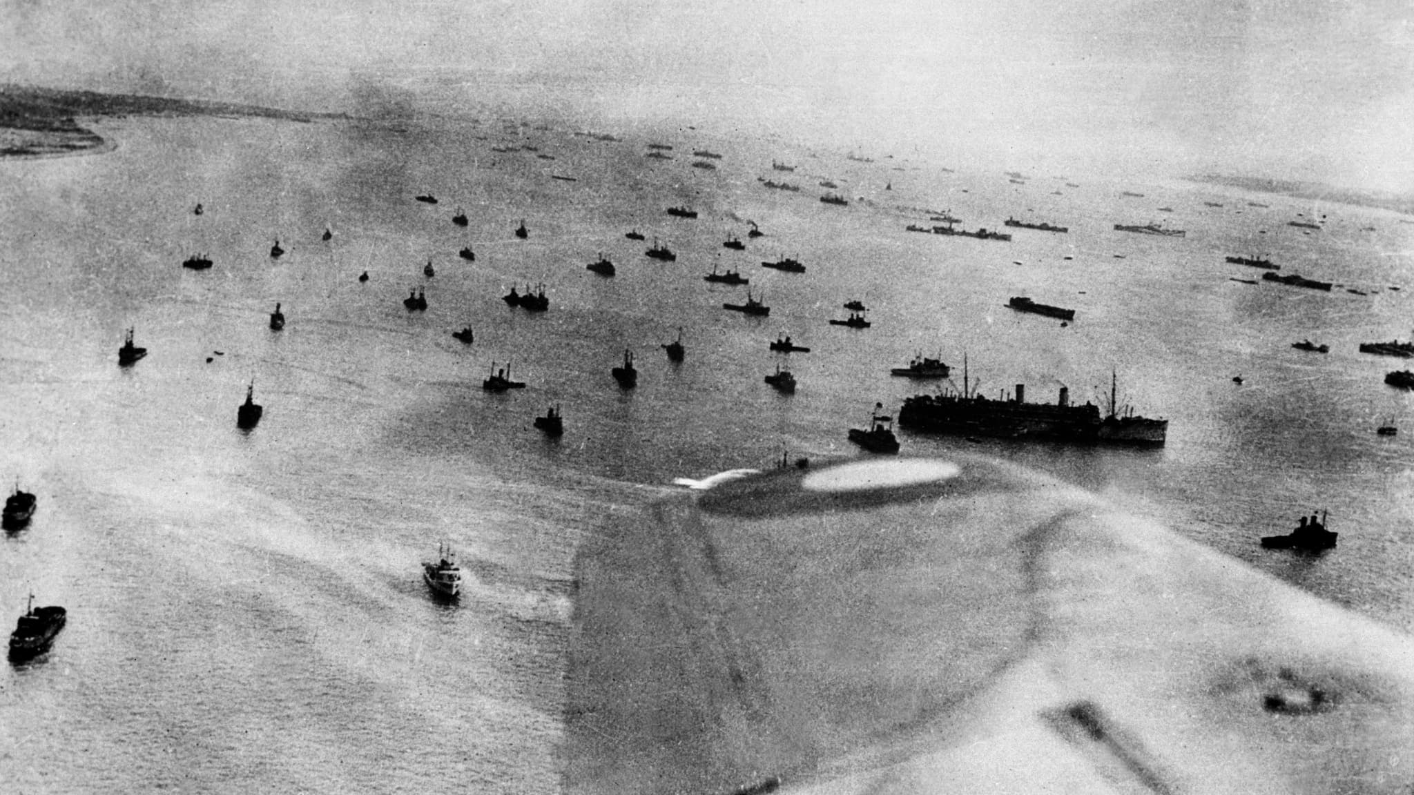 Vue aérienne de la flotte alliée engagée dans l'opération Overlord de débarquement sur les côtes normandes, le 6 juin 1944.