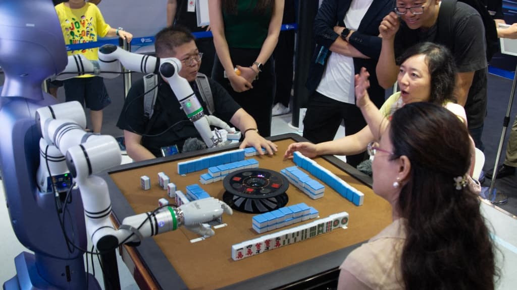 Robot jouant au mahjong à la WAIC 2025 Robot jouant au mahjong à la WAIC 2025