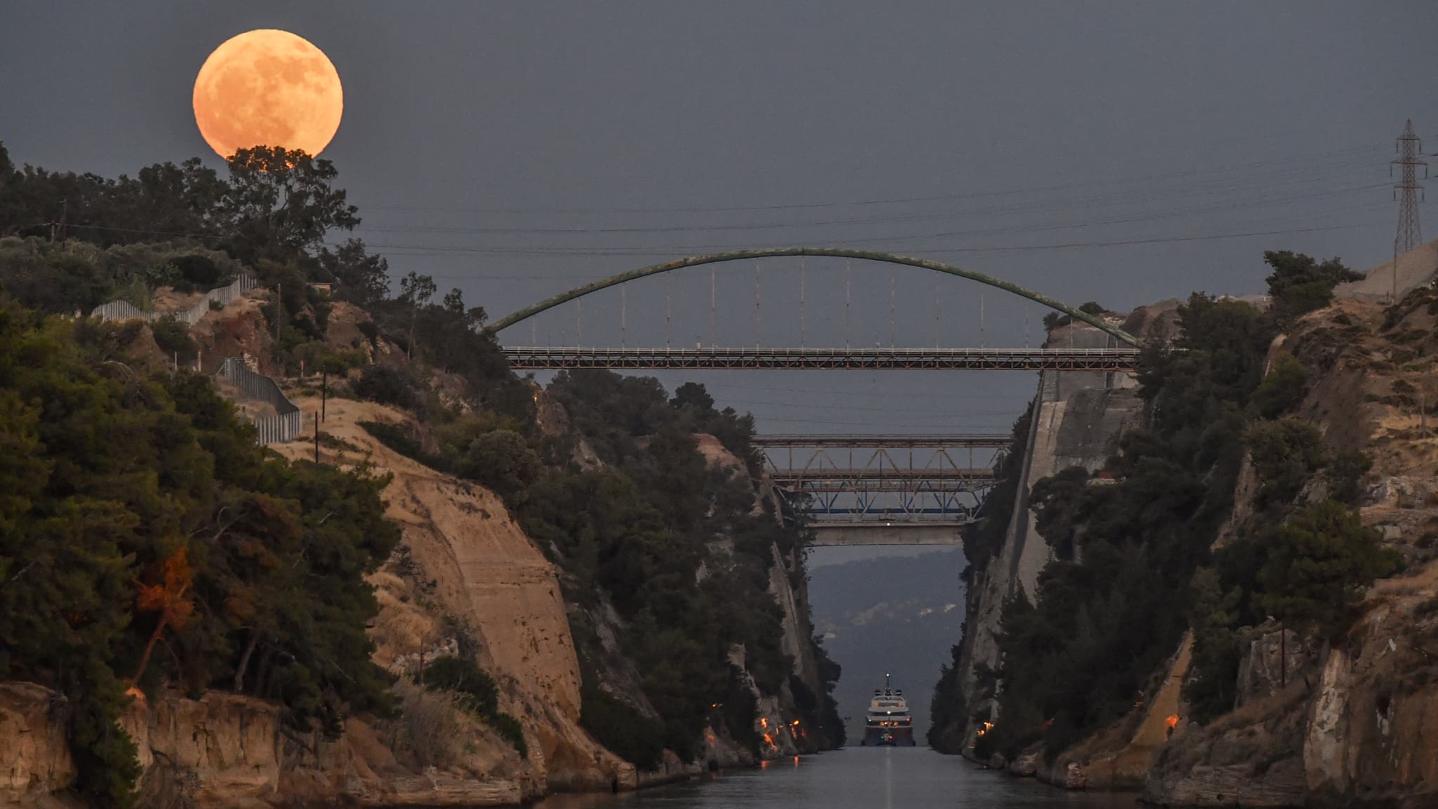 La pleine lune au-dessus du canal de Corinthe, en Grèce, lors de la pleine lune des fraises, le 21 juin 2024 La pleine lune au-dessus du canal de Corinthe, en Grèce, lors de la pleine lune des fraises, le 21 juin 2024
