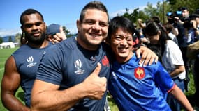 Guilhem Guirado tout sourire avec les fans japonais