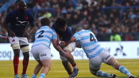 Mickael Guillard pris en tenaille par deux joueurs lors d'Argentine-France, test-match de rugby, 13 juillet 2024.